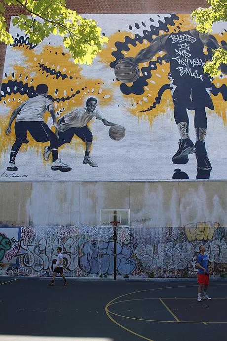 バスケットのストリートアートの下でバスケットに励む人達も！