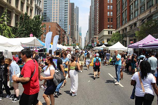 ニューヨークの夏の恒例イベント、ストリートフェア。毎週末、市内のどこかで必ず開催されています。<br>ニューヨーク版縁日です。
