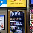 お土産を意識している自動販売機も空港ならでは。<br>Burt'sBeesのハンドクリームやリップは自分の機内利用にもお土産にも重宝しそう。