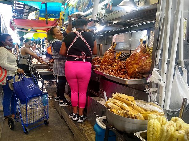 もちろん飲食店屋台も全てガチ中南米系。思わず二度見の巨大な肉、このボリュームにタジタジ。<br>このエリアは食べ歩きスポットとしても人気です。未知の味に出会えます！