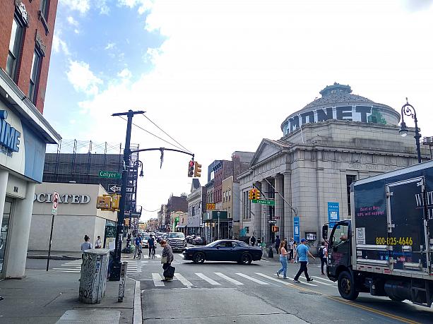 地下鉄駅のあるマンハッタンアベニュー沿いはお店がずらっと並ぶ商店街。<br>地元密着型のお店ばかりで、観光客はゼロです。