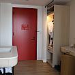 部屋はさほど広くはありませんが、赤をアクセントにした素敵な雰囲気。<br>こちらは入ってすぐのバス・トイレがあるスペース。