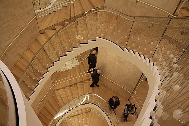 3階から6階までは美しい螺旋階段でつながっています。