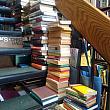 2階へ上る階段にも本が平積み。2階は年代物の貴重な本コーナー。