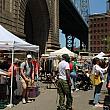 歩いているとフリーマーケット発見。こちらはマンハッタンブリッジ下で開催されているブルックリン・フリー。