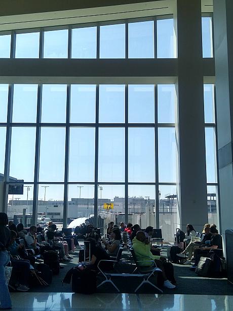 天井が高くて、晴れていれば光がたっぷり入る待合スペース。<br>飛行機を見ながら搭乗までの時間を待ちましょう。