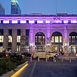 紫色に輝くのがモニハンホール兼中央郵便局の建物です。