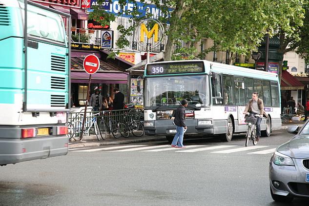 シャルル・ド・ゴール空港まで行く350番のバス。