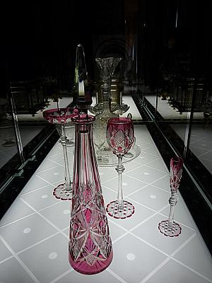 ピンク色の発色が美しいヴェネチアン・グラスと花瓶