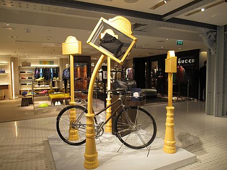 ルイ・ヴィトンの旅行鞄と自転車が展示