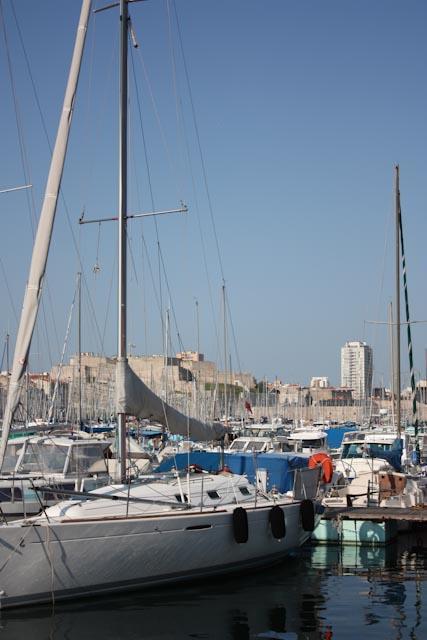 Vieux port（旧港）から紺碧の海が広がっていきます。