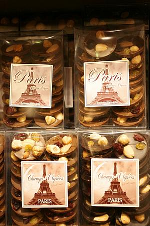 パリと書かれたチョコレート