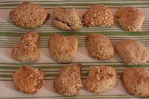 カニストレリ。素朴なクッキーは、栗粉で作られているものもあります。コルシカ島からマルセイユ辺りで見かけるかりかりしたおいしいお菓子。