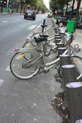 パリのレンタルサイクル駐輪場。