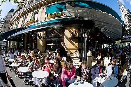 カフェはサンジェルマン・デ・プレ駅から歩いて１分。
