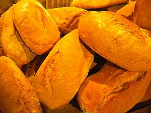 昔ながらの薪石釜焼きパンは、忘れられない味。焼きたてはなんとも香ばしい。