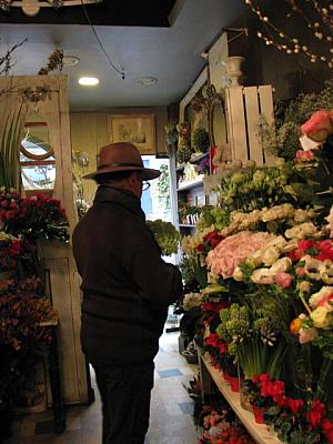 ジョルジュ・フランソワ氏がお花を選んでいる途中です。