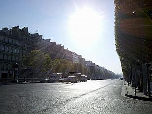 朝の光の中でみるパリの景色は、また違った印象です。