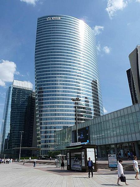大企業が集まるオフィス街のLa Défense (ラ・デファンス) 地区。朝の慌しさは東京並みです。
