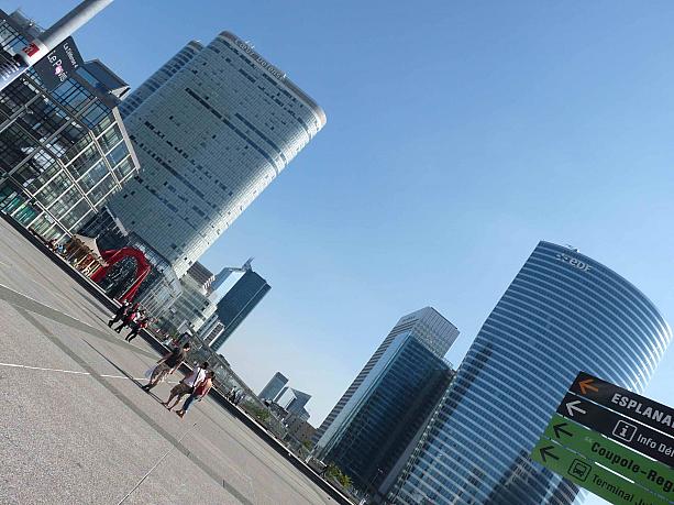 パリ屈指のオフィス街、ラ・デファンス (La Défense) エリア。高層ビルが立ち並ぶ、近代的なエリアです。