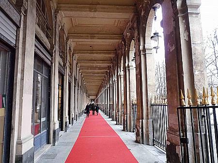 赤絨毯がシックな印象のパレ・ロワイヤル内の回廊。