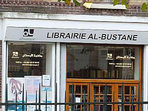 モスケの周辺にはアラビア語が書かれたお店が沢山。