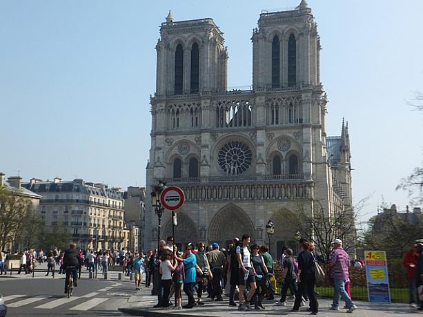 5月のパリは観光のトップシーズン。どこも賑わいを見せます。