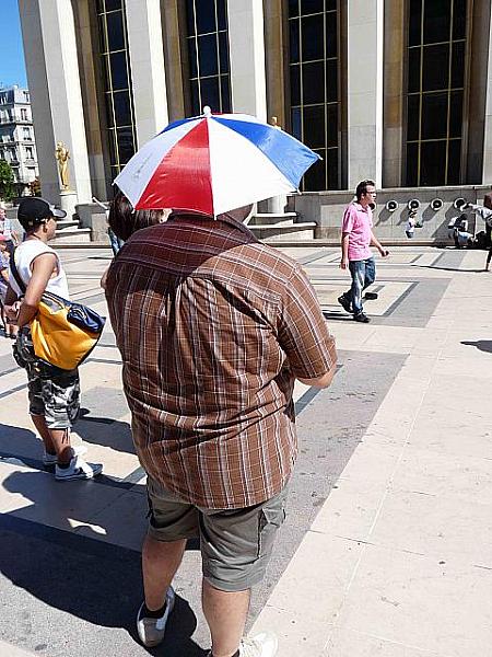 日焼け防止？暑さよけ？エッフェル塔前の広場でこんなグッズを買っている人を発見。
