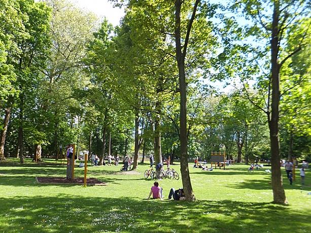 中州部分は公園になっていて、パリや郊外に住む人々にとっての、憩いの場所になっています。