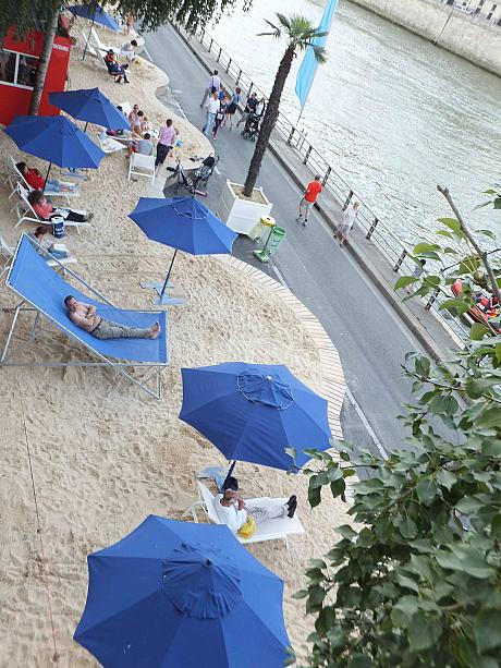 毎年7月、8月はパリのセーヌ川沿いがビーチに変身します！その名も“Paris Plage(パリ・プラージュ)”