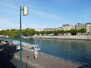 パリで2番目に長いセーヌ川は、季節や場所、時間や天気によって、様々な表情をみせます。