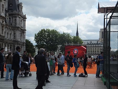 チケットが取れない場合は、せめて野外で観戦？！パリ市庁舎前の大型スクリーンで試合の様子が楽しめる！