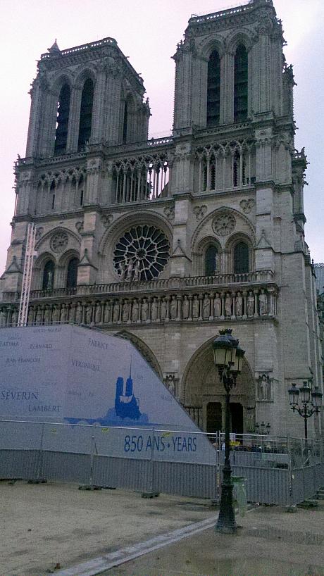 パリのシンボルの一つ、シテ島にたたずむ荘厳なノートルダム大聖堂。

