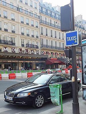 大通りや、大きなホテルの前には、“TAXIS”と表示されたタクシー乗り場があります。 