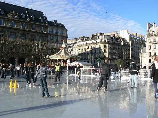 この時期、パリ市庁舎前には巨大スケートリンクが設置されます。日程はまた追ってご案内します！