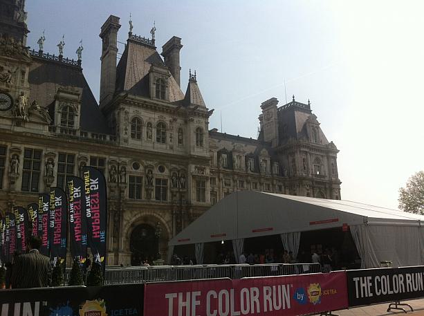 所変わって、パリ市庁舎前ではマラソン大会のゼッケンの引き渡しが行われていました。