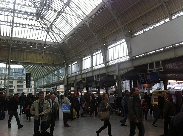 リヨン駅はヨーロッパ各地への列車も発着するパリのターミナル駅です。