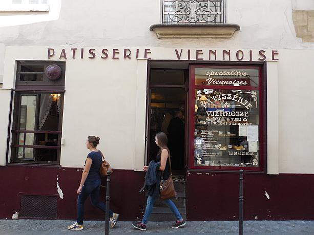 パティスリー・ヴィエノワーズの文字が。ここ、パリで唯一ザッハトルテの食べられるお店なのです。