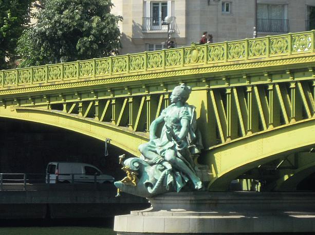 グルネル橋の次にあるミラボー橋。彫刻が芸術的です。