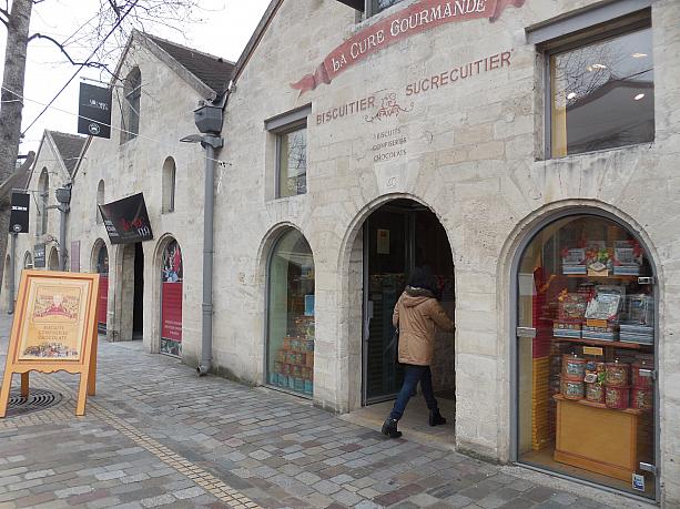パリの人気店が並びます。こちらは南仏のお菓子屋さん、ラ・キュール・グルマンド。お土産にもぴったり。