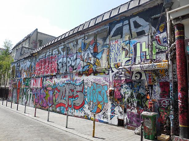 そして観光地のパリとは全く違ったディープな雰囲気を持つ町です。壁に描かれたストリートアートも何だかすごい・・・。