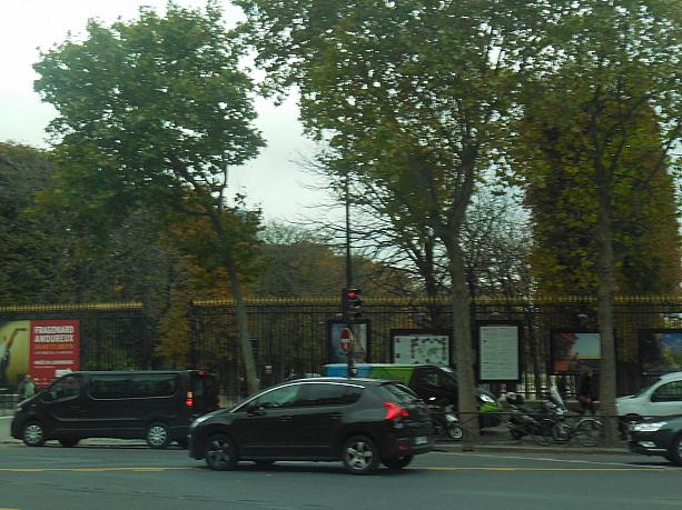 パリを網羅している市バスは観光地も沢山通過します。こちらは秋模様のリュクサンブール公園。