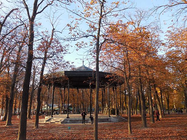 リュクサンブール公園は地元の人にも旅行者にも人気のスポット。すっかり秋らしい風情になってきました。