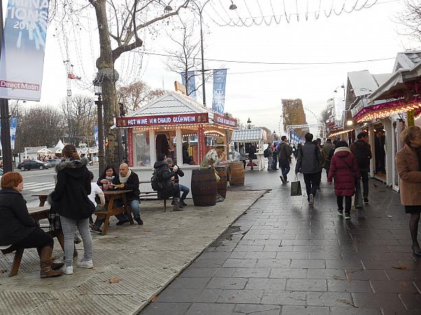 毎年恒例のクリスマスマーケット、マルシェ・ド・ノエルにやって来ました。こちらはシャンゼリゼのマルシェ・ド・ノエルです。