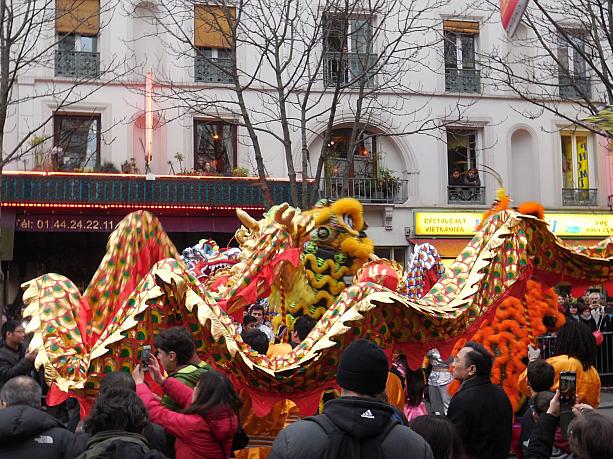 春節のパレードはもはやパリの風物詩。雨の中でも龍が舞っています。ダイナミック！