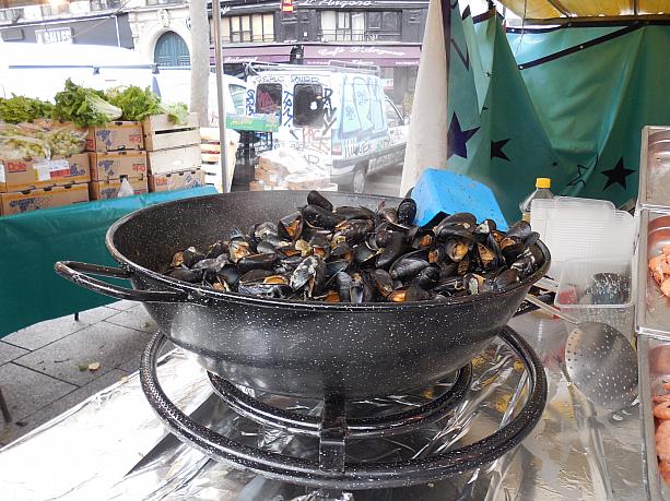 ムール貝も。大きな鍋でどっさりと煮てあります。