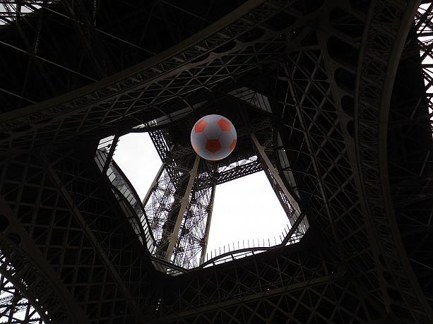 というわけでエッフェル塔にもサッカーボールがくっついちゃいました！下から見るとこんな感じです。