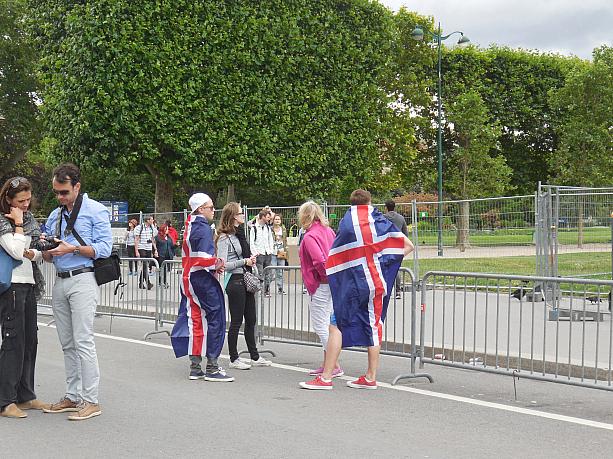 アイスランドの国旗をかぶった人たちを発見。7月3日にフランスと対戦です。サポーターたちも熱い！