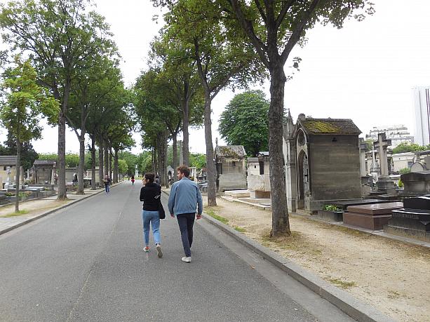 舗道も整備されていて歩きやすい墓地です。散策にもおススメ。