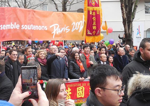 行進の一番前には赤いスカーフを巻いたパリ市長の姿も。